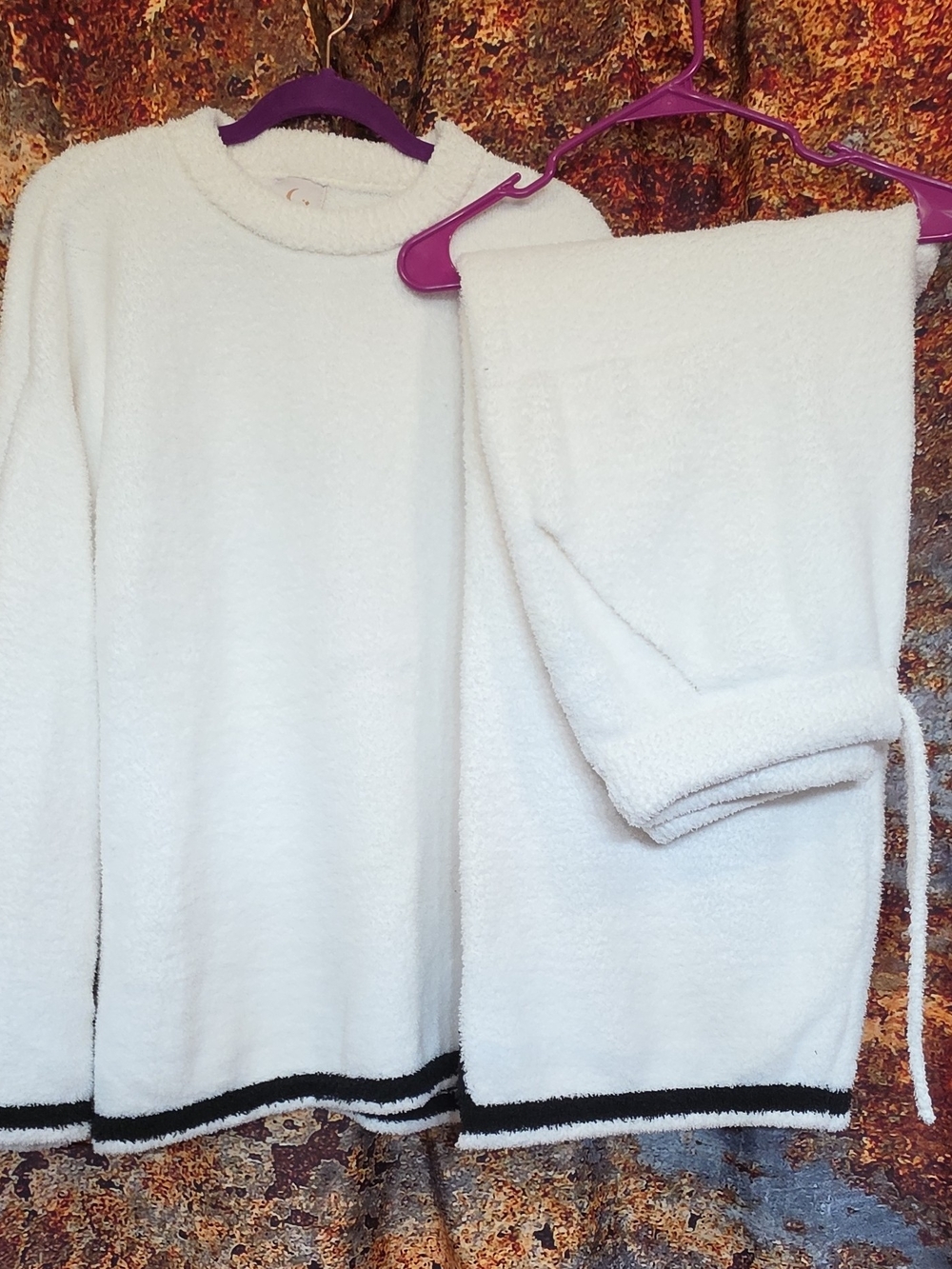 Where Comfort Meets Style Women's 2-Pc White Fleece Sweater & Pants Set M